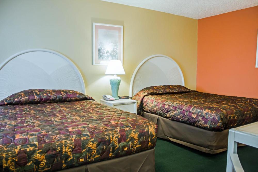 Queen Room with Two Queen Beds - Non-Smoking interior